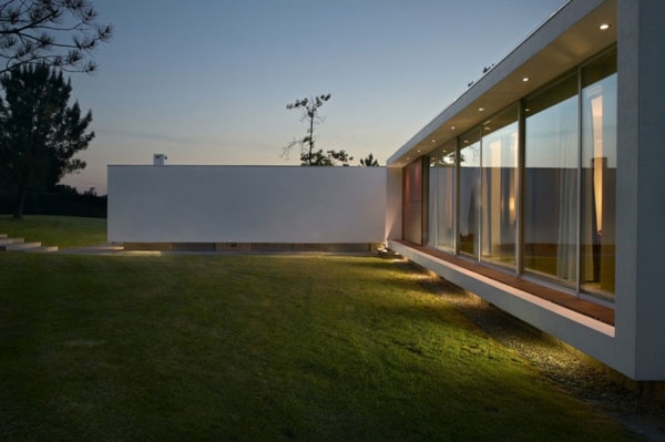 Очаровательный дом с бассейном в Португалии от deMM Arquitectura