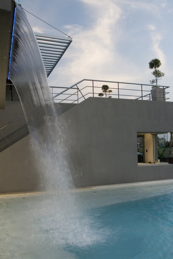 Дом с водопадом от Andres Remy Architects
