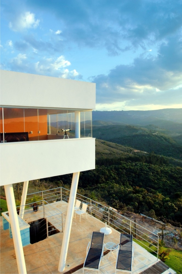 Дом на вершине холма от Ulisses Morato de Andrade