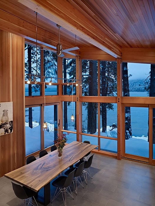 Уютный теплый дом в снежном лесу от DeForest Architects